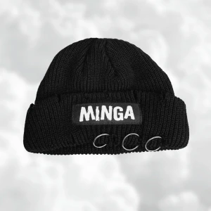 Beanie - Cool mössa med ringar från Minga London ⛓️🔪Storlek one size men passar dig som har lite mindre huvud 📏I nyskick, endast uttagen ur förpackningen för bildernas skull. Köpt för 299kr, säljer för 99kr. Frakt tillkommer 💌
