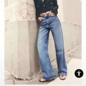 Blå wide jeans från Zara  - Säljer ett par blå  jeans med hög midja och breda ben. Modellen har klassiska fickor, raka sömmar och en snygg vintage tvätt. Jeansen är tillverkade i robust denim och har en loose passform som ger en chill vibe.