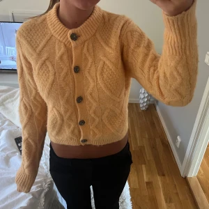 Orange kofta  - Söt orange kofta med knappar💓knappt använd jättefint skick!!