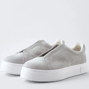 Eytys Doja S-O Suede Cement - Säljer mina slutsålda eytys som köptes förra sommaren för 2000kr🤍 Endast använt skorna 2-3 gånger. Bra skick som syns tydligt på bilderna. Storlek 37 ⭐️ 