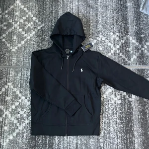 Svart ralph lauren kofta - Helt ny ralph lauren kofta i svart i storlek M, passar perfekt. Kom dm för frågor👍🏼