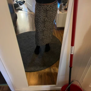 Leopardmönstrad långkjol - Säljer en snygg långkjol med leopardmönster i sl L❣️
