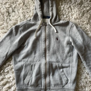 Ralph Lauren Zip - Snygg, elegant och fräsch zip hoodie ifrån Ralph Lauren - Storlek: S - Skick: 9/10 - Nypris: 2000kr - Mitt pris: 899kr - DM vid frågor och funderingar! 🙌🏻