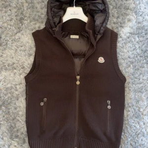 Brun dunväst från Moncler XL - Moncler Maglione Tricot Väst Brun Saftig prislapp, men absolut snyggaste väst vi haft inne. Därav pris.  Size: XL, sitter fint på mig som 183 95kg Skick: 9/10 Nypris: 12000kr+, fås ej tag på längre   Pris: 6990kr Frakt: Hemlevererat spårbart!📦  100+ referenser tillgängliga, tveka inte meddela ifall du är intresserad! *We are not affiliated with any brands offered!