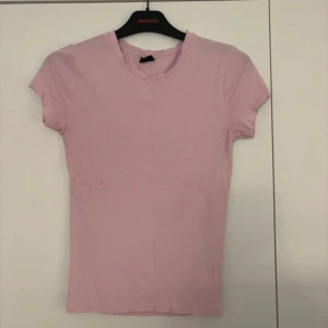 Supersöt rosa tröja! - Säljer denna supersöta rosa t-shirten från Gina Tricot i storlek S!💞