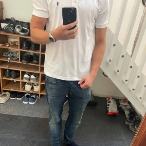 Vit piké Ralph Lauren - Vit pikétröja från Ralph Lauren med klassisk krage och korta ärmar. Endast använd fåtal gånger, därav mycket bra skick.