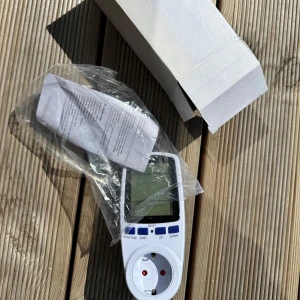 Elmätare  - Mät elförbrukning och kostnad för apparater hemma.  Jordad energimätare som avslöjar dina strömtjuvar.  Ansluts direkt   Stor och tydlig LCD-display.