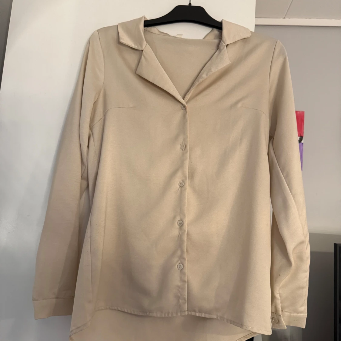 Beige långärmad skjorta med krage