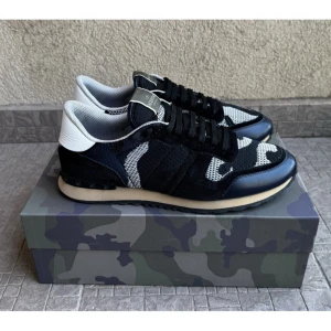 Valentino Garavani Rockrunner sneakers - Tjena säljer mina väldigt sköna o snygga valentino rockrunners. Perfekta skor till alla väder