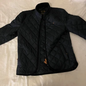 Morris jacka - Snygg blå Morris jacka, perfekt för alla väder. Köpt på NK i Göteborg.