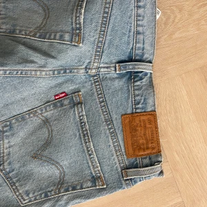 Levi's  Straight ljusblå jeans - Säljer ett par Levi's Wedgie Straight jeans i ljusblå tvätt. Modellen har hög midja och rak passform. Jättebra skick och passar en xs skulle jag säga☺️