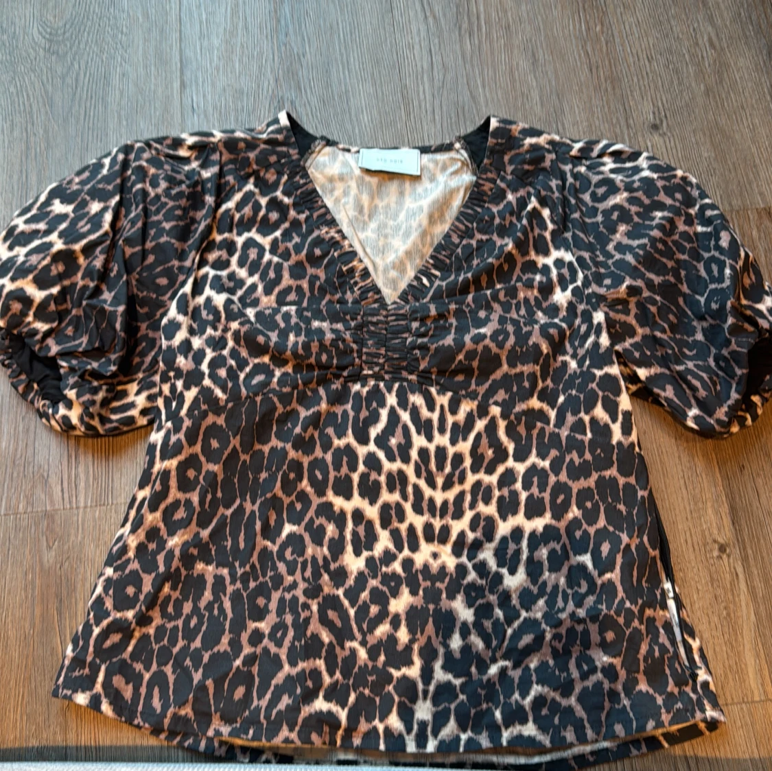 Leopardmönstrad blus från Neo Noir