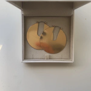 Stora runda örhängen i guld - Säljer ett par stora, runda ascoola örhängen från ur och Penn köpta för längesedan. Säljer då dom inte kommer till användning längre