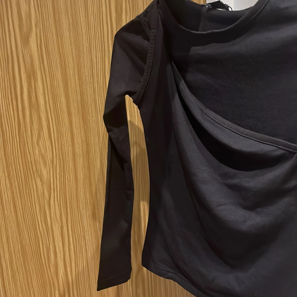 Svart omlott långärmad topp PLT - 2