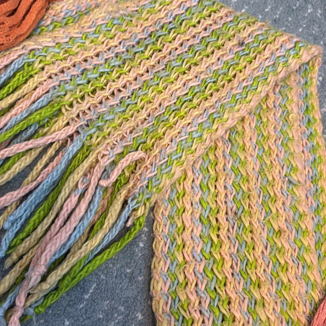 Tre stickade halsdukar i olika färger - 2