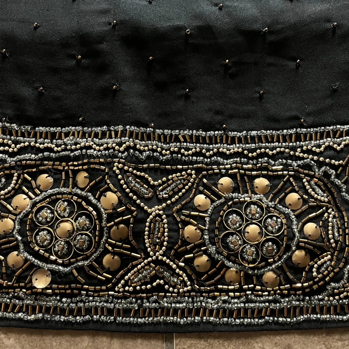 Svart minikjol med paljetter och pärlor  - 3