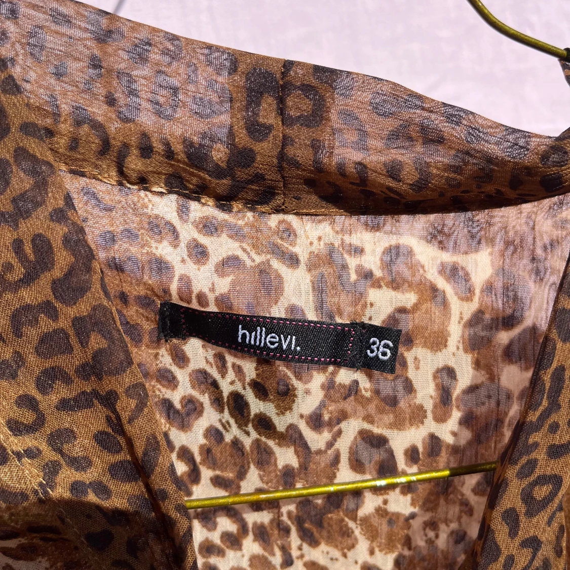 Leopardmönstrad blus från Hillevi - 2