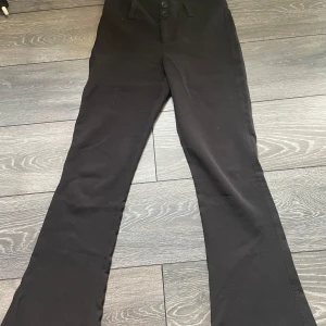 Svarta bootcut byxor med fickor - svarta kostymbyxor bootcut med fina fickor, de är från Gina tricot i stl S. använda några fåtal gånger, super sköna och fina! 