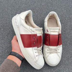 Valentino open - Säljer dessa sjukt feta valentino opens! Size : 42 fits 43! Självklart äkta! Skick: 8,5/10! Vad ingår? Dustbag och valentino kort! Hör av dig vid minsta fundering! Postar samma dag som köp🤩 köp gärna med instabox eller postnord! 