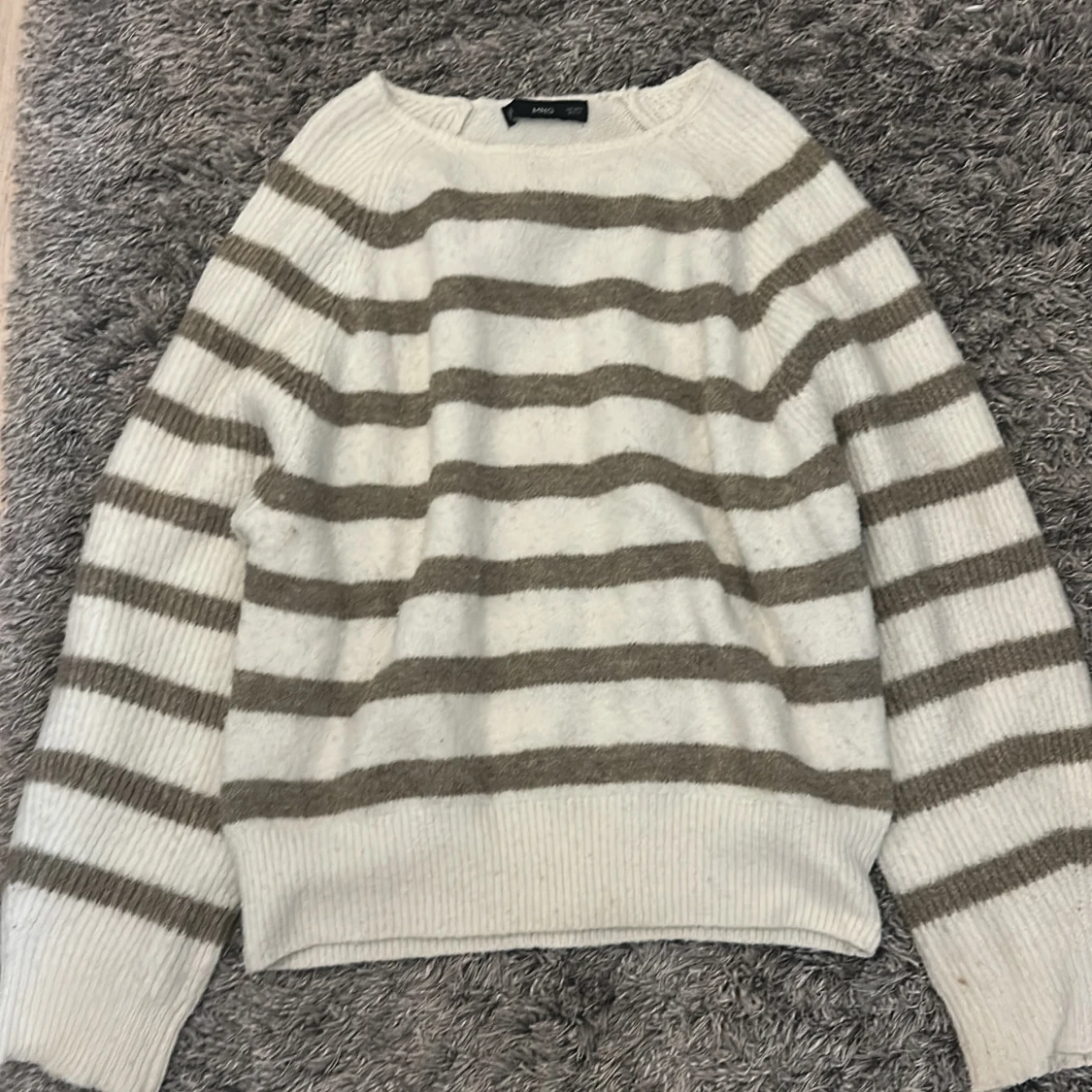 Randig stickad tröja från Mango