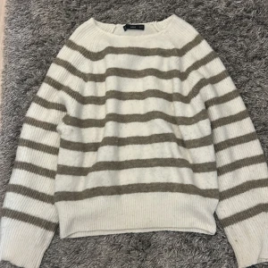 Randig stickad tröja från Mango -  Stickad tröja från Mango i storlek S ❤️