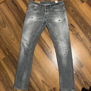 Dondup George W 32 - Dondup George i bra skick och är i en unik färg samt med slitningar som är i gott skick men har en liten defekt på sista bilden som ej syns vid användning 😊