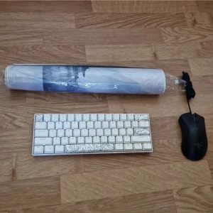 Gaming bundle - Keyboard knappast använd är I bra skick magegee mk-61 röda switches. Musen är razer deathadder essentials knappast använd också och är I bra Kondition. 