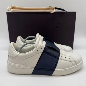VALENTINO OPEN SNEAKERS - Valentino open sneakers - Skick: 9,5/10 - Storlek 40,5 sitter som 41,5 - Tillbehör: Box & Dustbag & Kort - Nypris 7700kr - Hör av dig vid minsta fundering / Deluxecloset