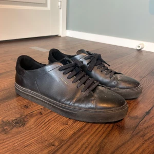 Arigato Skor Clean 90 Sneaker - Schyssta skor från Arigato. Sparsamt använda, bra skick. Originalpris: 2650kr