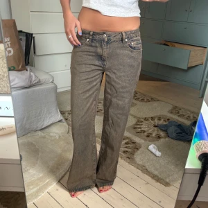 Bruna jeans  - Coola jeans från edikted! Aldrig använda med prislapp kvar 