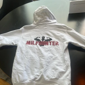Sällsynt revenite milfhunter hoodie  - Säljer hoodien då jag inte använder den. Hoodien går inte att köpa längre då revenite har lagt ner, skriv vid frågor!