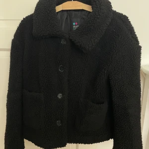 Teddy Kappa - Svart Teddy kappa från Even&Odd