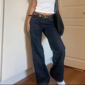 Mörkblå low wide jeans från Gina tricot - Säljer ett par mörkblå jeans från Gina tricot i storlek 36. Modellen är low waist wide leg. Använd 1-2 gånger. Populär slutsåld modell. Jättefin färg till hösten!💕
