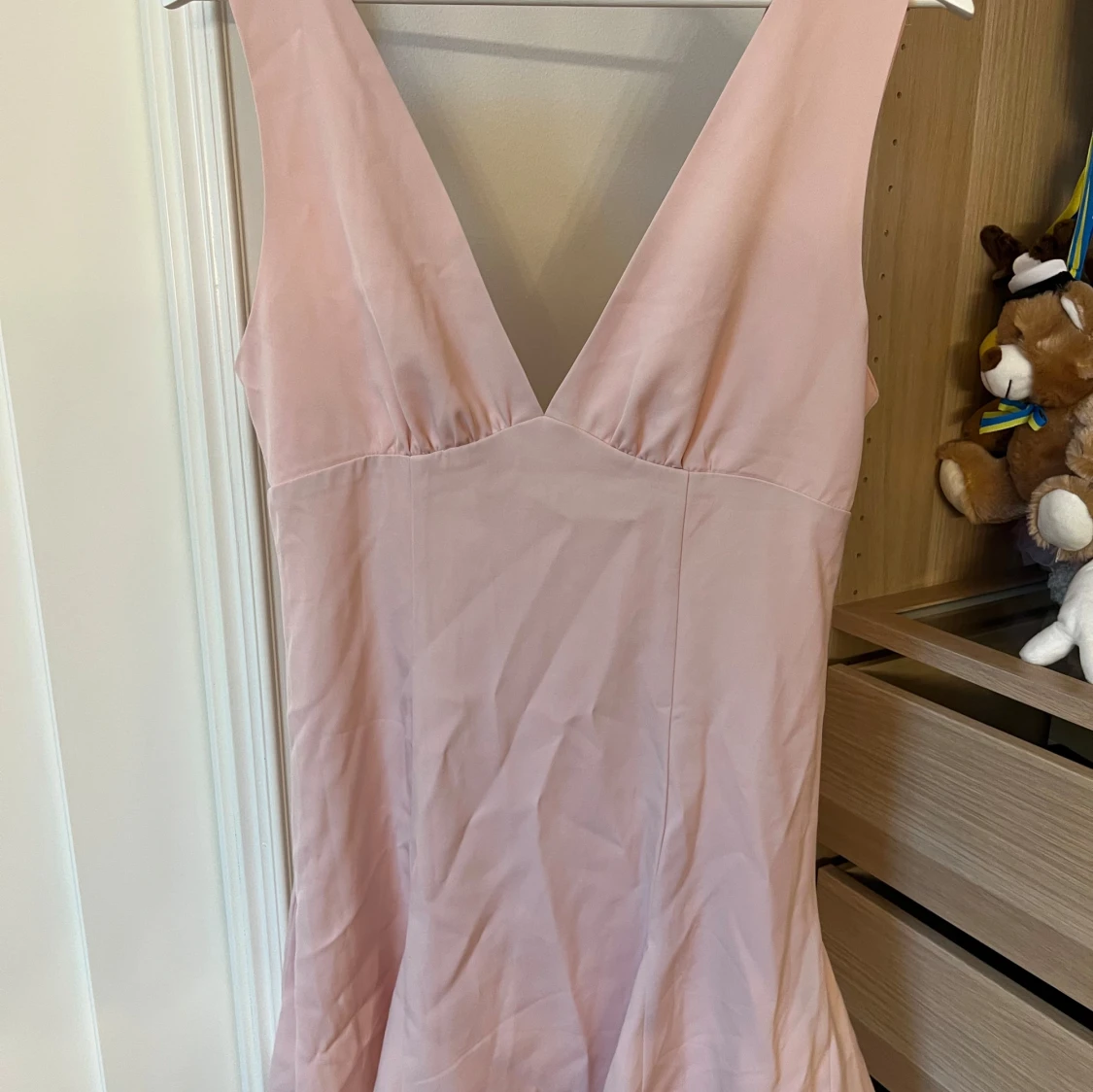 Ljusrosa kort klänning med v-ringning - 2