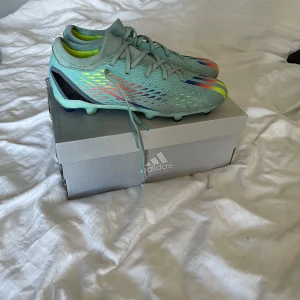 Blåa adidas fotbollsskor  - Säljer för de är försmå och jag har tappat intresset för fotboll, stl 42,5 och väldigt sköna och bekväma skor, han inte använde de så mycket på grund av skada så de har blivit använda på ungefär 10 träningar, sköna och inga skador på dem, 