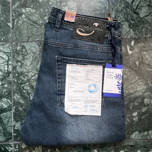 Jacob Cohen jeans  - Modellen är 180,75 kg. A: 41 cm, B: 108 isch cm. Nya med tags, storlek W33, passar bra på mig som är 180,75 kg men måste däremot vika upp kanterna av jeans som ni Ser. Kom med frågor! Färgen är en blandning av grå och Blå ungefär!