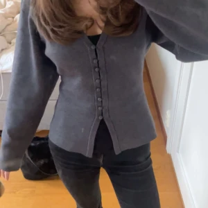 Mörkgrå kofta från Gina Tricot - Snygg mörkgrå kofta från Gina Tricot i storlek XS.  Perfekt till både skolan och till fest! 