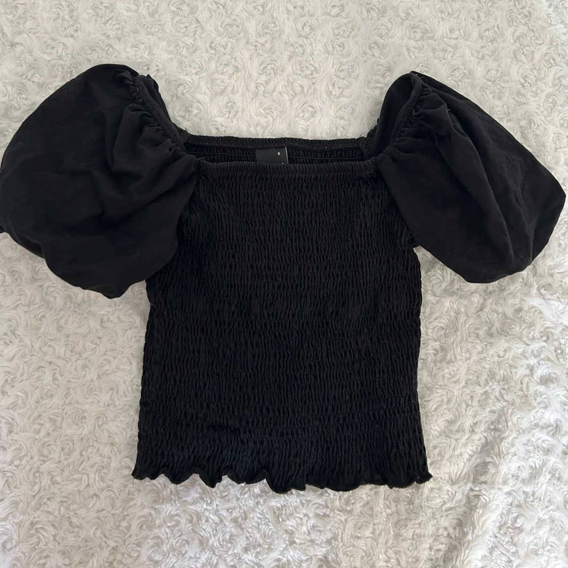 Svart blus med puffärmar Gina Tricot