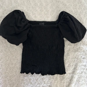 Svart blus med puffärmar Gina Tricot - Svart blus från Gina Tricot i storlek S❣️❣️