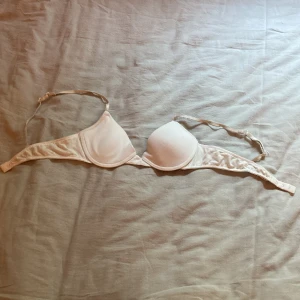BH - Jag säljer denna vita BH från Lindex i storlek 70A. Jag säljer även en likadan BH i grå så kolla min profil om du är intresserad.