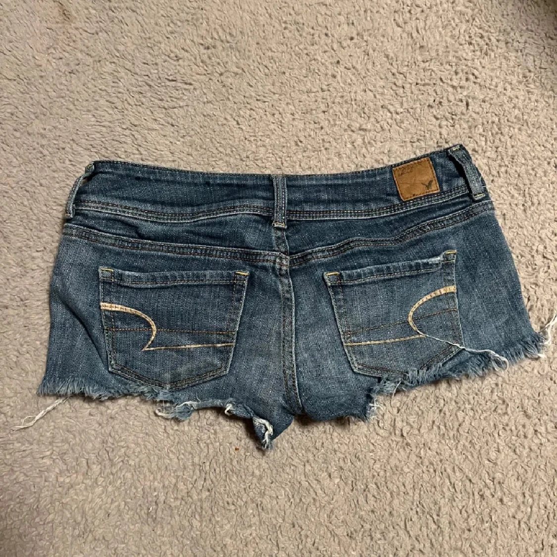 Blå jeansshorts med rå kant - 1