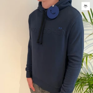Jacob Cohen hoodie  - Jacob Cohen hoodie som är sparsamt använd| Skick: 9/10, Size - M | Pris - 1199 | Fraktar via postnord eller instabox på köparens bekostnad | Hör av dig vid minsta fråga eller fundering