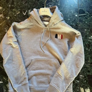 Ami hoodie  - Säljer min ami hoodie riktigt snygg hoodie i bra skick säljer för jag växt ut den 