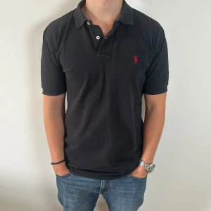 Ralph lauren piké | M - Mörkblå Ralph Lauren piké | fint skick | äldre modell, tröjan är något längre baktill | modellen är ca 180 |  hör av dig om du har funderingar🙌|