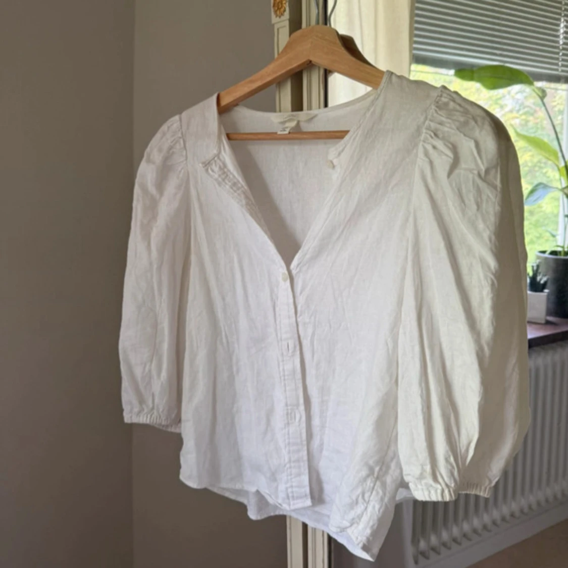 Vit blus med puffärm från HM - 1