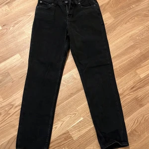 Svarta jeans från Jack & Jones 158 Clark - Svarta jeans från Jack & Jones i klassisk straight fit med fem fickor och dragkedjagylf. Jeansen har en normal passform och är tillverkade i slitstarkt bomullsmaterial. Perfekta för dig som gillar en enkel och clean look.