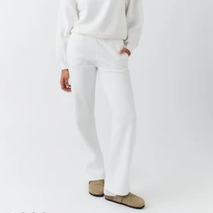 Gina tricot mjukisbyxor - Säljer dessa vita mjukisbyxor då jag har dessa i massa andra färger oxå🙌💗