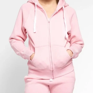 Ljusrosa hoodie med dragkedja - Säljer en ljusrosa hoodie från Russedress i storlek S. Tröjan har vit snörning i huvan, dragkedja framtill och två stora fickor. Klassisk passform med ribbade muddar och huva. 