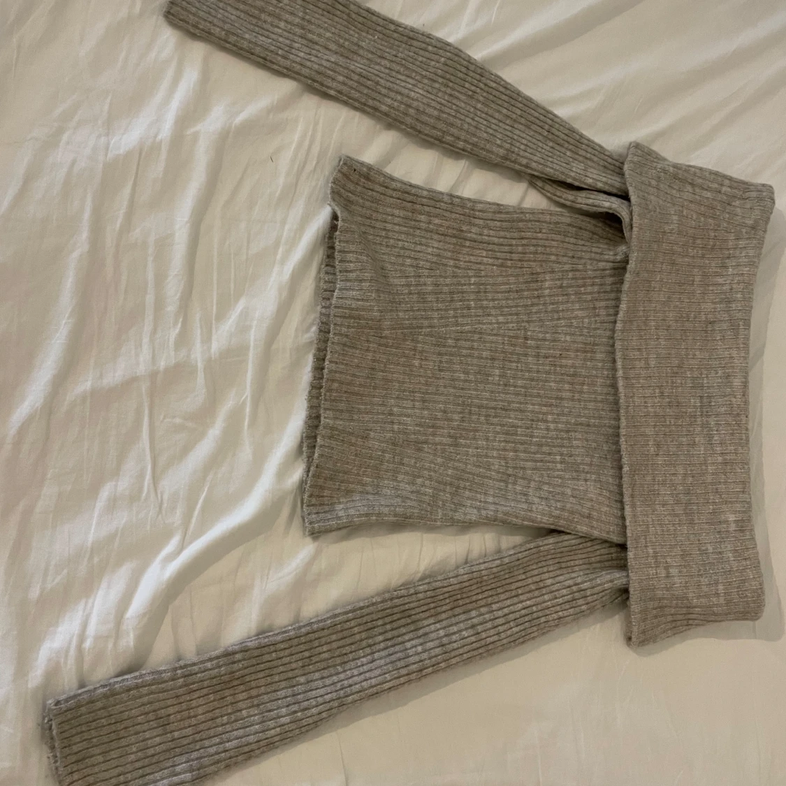 Beige ribbad offshoulder stickad tröja 💗 - 1