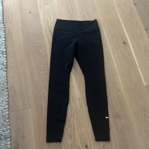 Nike Dri-Fit svarta leggings M - Svarta Nike Dri-Fit leggings i storlek M, Nike-logga på benet och stretchig midja🩷